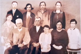 Família Jové-Farré. Segona fila, d’esquerra a dreta: els fills Benjamí, Àngela, Ramona i Pepa. Primera fila, d’esquerra a dreta: la filla Enriqueta, l’avi Jové, el pare Joan Jové Botargues, la filla Maria, la muller Enrica Farré Audet i el fill Joan. (Arxiu familiar).
