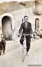 El jove Benjamí Jové sobre una bicicleta a Rosselló. (Arxiu familiar).