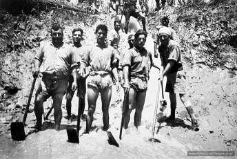 Jové, segon per l’esquerra a segona fila, durant la feina de neteja de la sèquia de Rosselló. (Arxiu familiar).