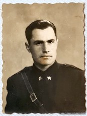 Benjamí Jové amb l’uniforme de carrabiner. Fotografia feta després del 8 de setembre de 1938. (Arxiu familiar).