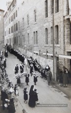 5/12/1954: bendición del monumento a María Inmaculada, erigido por las Religiosas Hijas de San José en los jardines de la Clínica de Sant Josep, para perpetuar las fiestas jubilares del Año Mariano. Bendecido por el arcipreste Valentí Gibert y apadrinado por el alcalde Prat Pons y su esposa, Dolors Pujol.