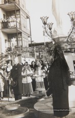5/12/1954: bendición del monumento a María Inmaculada, erigido por las Religiosas Hijas de San José en los jardines de la Clínica de Sant Josep, para perpetuar las fiestas jubilares del Año Mariano. Bendecido por el arcipreste Valentí Gibert y apadrinado por el alcalde Prat Pons y su esposa, Dolors Pujol.