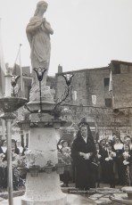 5/12/1954: bendición del monumento a María Inmaculada, erigido por las Religiosas Hijas de San José en los jardines de la Clínica de Sant Josep, para perpetuar las fiestas jubilares del Año Mariano. Bendecido por el arcipreste Valentí Gibert y apadrinado por el alcalde Prat Pons y su esposa, Dolors Pujol.