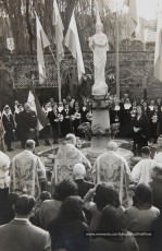 5/12/1954: bendición del monumento a María Inmaculada, erigido por las Religiosas Hijas de San José en los jardines de la Clínica de Sant Josep, para perpetuar las fiestas jubilares del Año Mariano. Bendecido por el arcipreste Valentí Gibert y apadrinado por el alcalde Prat Pons y su esposa, Dolors Pujol.