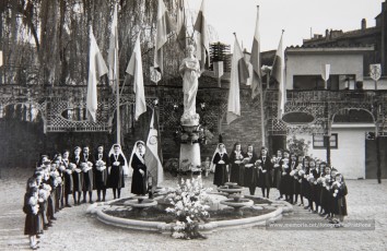 5/12/1954: bendición del monumento a María Inmaculada, erigido por las Religiosas Hijas de San José en los jardines de la Clínica de Sant Josep, para perpetuar las fiestas jubilares del Año Mariano. Bendecido por el arcipreste Valentí Gibert y apadrinado por el alcalde Prat Pons y su esposa, Dolors Pujol.