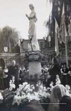 5/12/1954: bendición del monumento a María Inmaculada, erigido por las Religiosas Hijas de San José en los jardines de la Clínica de Sant Josep, para perpetuar las fiestas jubilares del Año Mariano. Bendecido por el arcipreste Valentí Gibert y apadrinado por el alcalde Prat Pons y su esposa, Dolors Pujol.