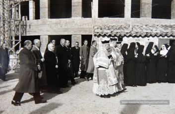 5/12/1954: bendición del monumento a María Inmaculada, erigido por las Religiosas Hijas de San José en los jardines de la Clínica de Sant Josep, para perpetuar las fiestas jubilares del Año Mariano. Bendecido por el arcipreste Valentí Gibert y apadrinado por el alcalde Prat Pons y su esposa, Dolors Pujol.