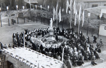 5/12/1954: bendición del monumento a María Inmaculada, erigido por las Religiosas Hijas de San José en los jardines de la Clínica de Sant Josep, para perpetuar las fiestas jubilares del Año Mariano. Bendecido por el arcipreste Valentí Gibert y apadrinado por el alcalde Prat Pons y su esposa, Dolors Pujol.