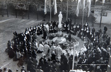 5/12/1954: bendición del monumento a María Inmaculada, erigido por las Religiosas Hijas de San José en los jardines de la Clínica de Sant Josep, para perpetuar las fiestas jubilares del Año Mariano. Bendecido por el arcipreste Valentí Gibert y apadrinado por el alcalde Prat Pons y su esposa, Dolors Pujol.