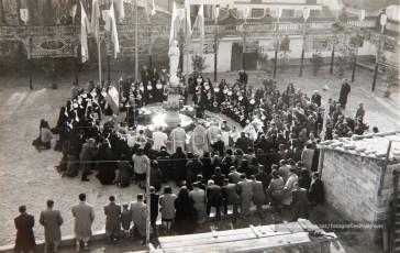 5/12/1954: bendición del monumento a María Inmaculada, erigido por las Religiosas Hijas de San José en los jardines de la Clínica de Sant Josep, para perpetuar las fiestas jubilares del Año Mariano. Bendecido por el arcipreste Valentí Gibert y apadrinado por el alcalde Prat Pons y su esposa, Dolors Pujol.