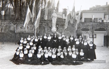 5/12/1954: bendición del monumento a María Inmaculada, erigido por las Religiosas Hijas de San José en los jardines de la Clínica de Sant Josep, para perpetuar las fiestas jubilares del Año Mariano. Bendecido por el arcipreste Valentí Gibert y apadrinado por el alcalde Prat Pons y su esposa, Dolors Pujol.
