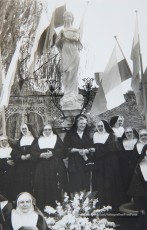 5/12/1954: bendición del monumento a María Inmaculada, erigido por las Religiosas Hijas de San José en los jardines de la Clínica de Sant Josep, para perpetuar las fiestas jubilares del Año Mariano. Bendecido por el arcipreste Valentí Gibert y apadrinado por el alcalde Prat Pons y su esposa, Dolors Pujol.