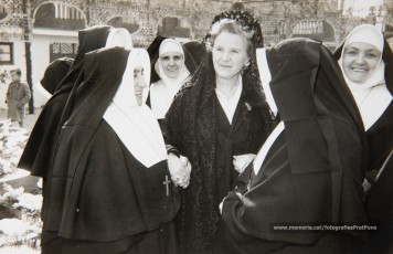 5/12/1954: bendición del monumento a María Inmaculada, erigido por las Religiosas Hijas de San José en los jardines de la Clínica de Sant Josep, para perpetuar las fiestas jubilares del Año Mariano. Bendecido por el arcipreste Valentí Gibert y apadrinado por el alcalde Prat Pons y su esposa, Dolors Pujol.