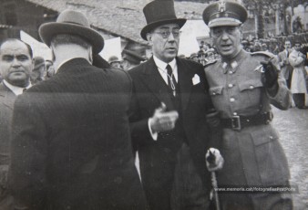 20/5/1947: imatges de la visita del general Francisco Franco a Manresa: l'arribada al pont de Sant Francesc, on és rebut per l'alcalde Joan Prat Pons i diverses autoritats civils i militars; el pas per la Muralla de Sant Francesc, l'arribada a la baixada de la Seu -on l'espera el bisbe de Vic, Joan Perelló-, l'entrada a la Seu sota pal·li i l'assistència al tedèum. En acabat, visita a les fàbriques Bertrand i Serra i Pirelli. Posteriorment, visita l'Ajuntament, on té lloc la recepció oficial. Tot seguit, aparició al balcó, on és aclamat per una gran multitud. Abans de marxar de Manresa, Franco visita la Cova de Sant Ignasi. Després es dirigeix al monestir de Montserrat. (Arxiu Comarcal del Bages: fons Llorenç Gamisans. Fotografies de Llorenç Gamisans i Miquel Ausió; fons Pérez de Rozas i altres sense identificar)