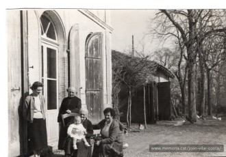 Joan Vilar i Costa visitant una família de refugiats catalans a França. Arxiu Comarcal del Bages (ACBG). Fons Joan Vilar Costa (ACBG-31-13, 1950-1960).