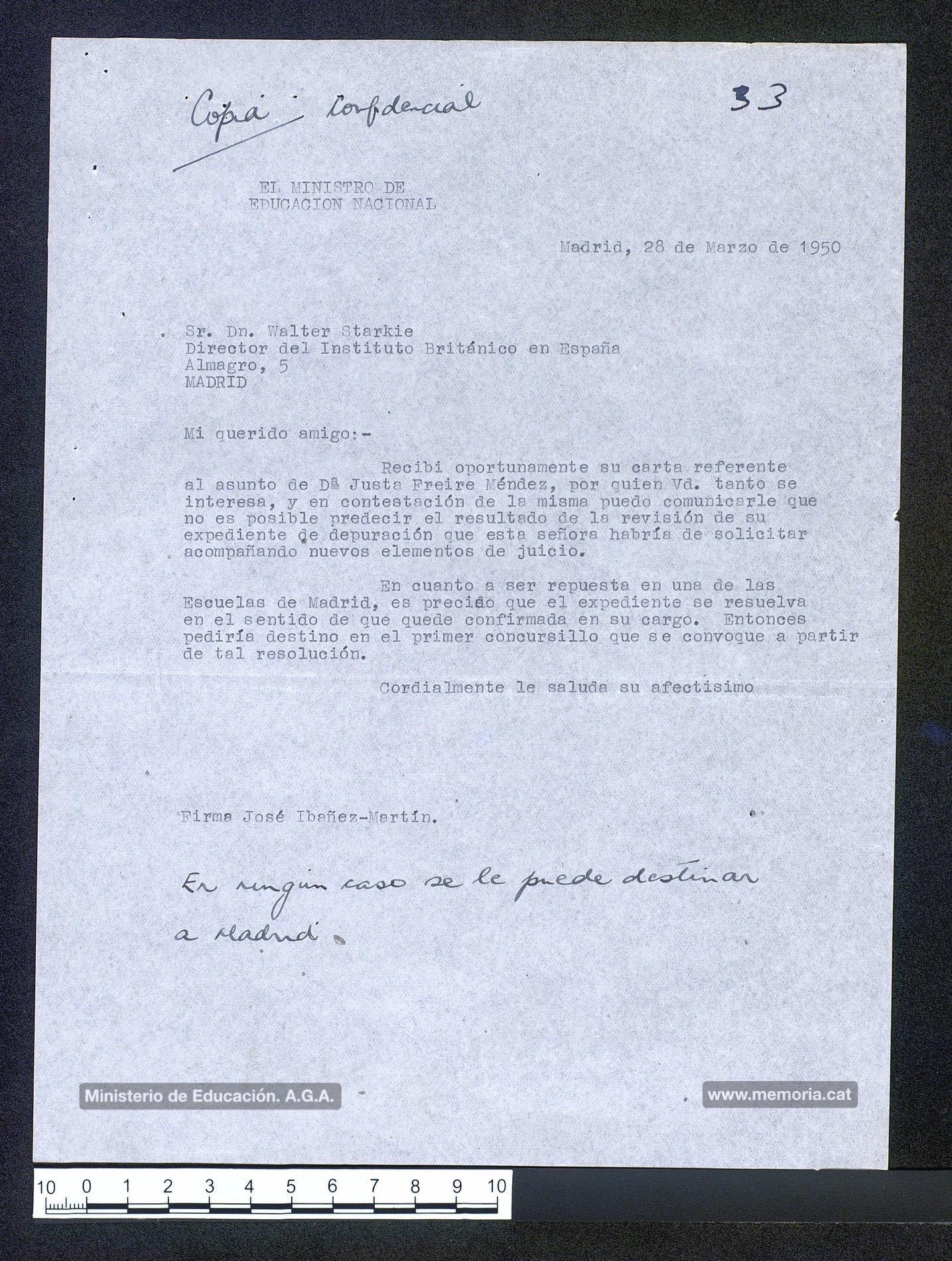 28/3/1950: carta del ministre d’Educació José Ibáñez-Martín al director de l’Institut Britànic, Walter Starkie, on li respon que si l’expedient de Justa Freire es resol favorablement, podrà demanar destinació a una escola de Madrid en el primer concurs que es convoqui. Tanmateix, a peu de página hi apareix escrita una nota que seria premonitòria: “En ningún caso se le puede destinar a Madrid”. (Archivo General de la Administración).