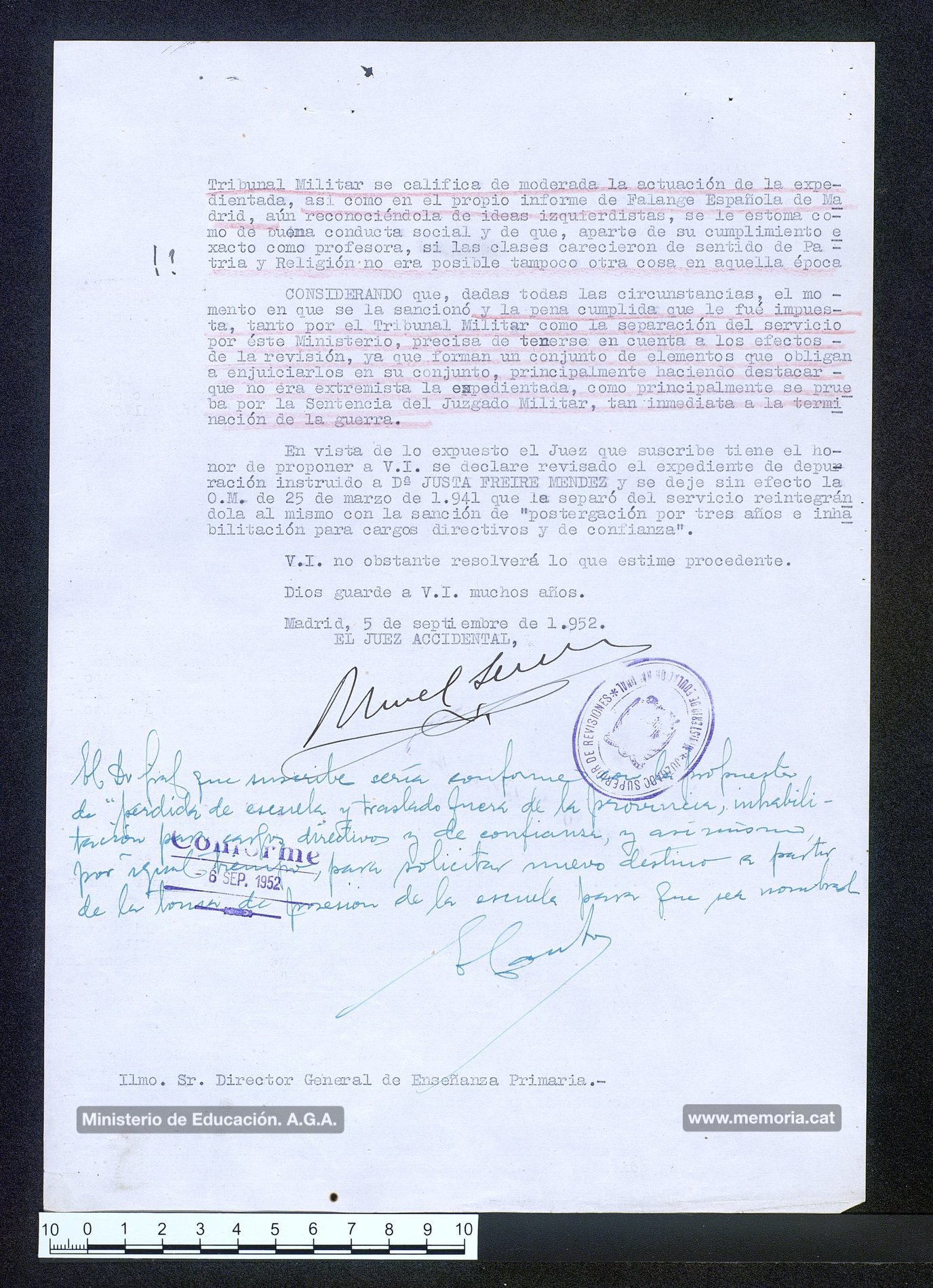 5/9/1952: resolució del jutge sobre la revisió de l’expedient de depuració: que es pot reintegrar al Magisteri amb la sanció de “postergación por tres años e inhabilitación para cargos directivos y de confianza”. Però la nota manuscrita del director general d’Ensenyança Primària -que era Eduardo Canto Racaño i que havia d’aprovar la resolució del jutge- va més enllà: “pérdida de escuela y traslado fuera de la provincia, inhabilitación para cargos directivos y de confianza, y así mismo por igual tiempo para solicitar nuevo destino a partir de la toma de posesión de la escuela para la que sea nombrada”. Eduardo Canto, doncs, no accepta la sentència judicial. (Archivo General de la Administración).
