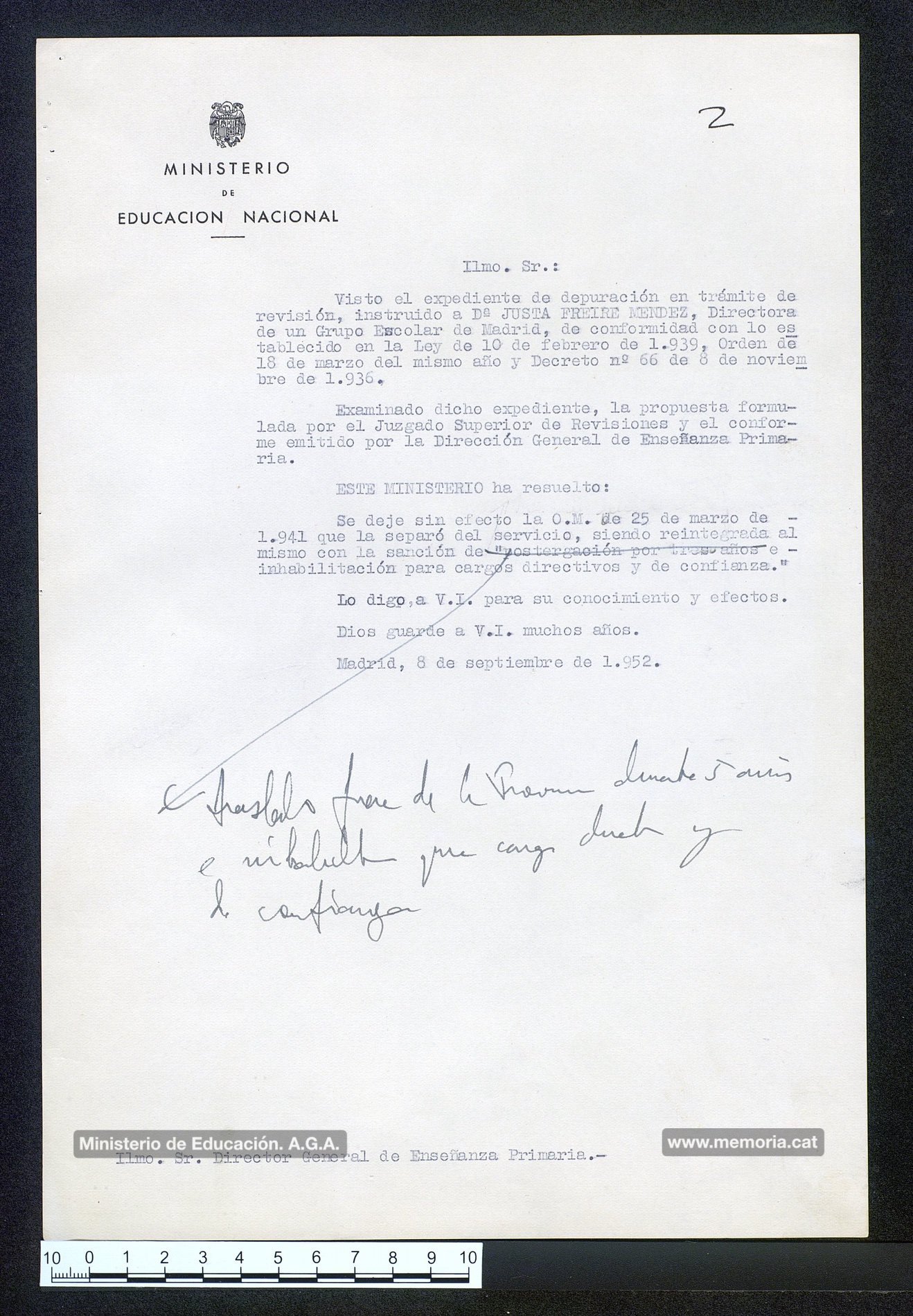 8/9/1952: resolució del ministeri d’Educació sobre la revisió de l’expedient de depuració: la frase “postergación por tres años” apareix tatxada i, al seu lloc i en llapis s’hi pot llegir “traslado fuera de la provincia durante 5 años e inhabilitada para cargos directora de confianza”. (Archivo General de la Administración).