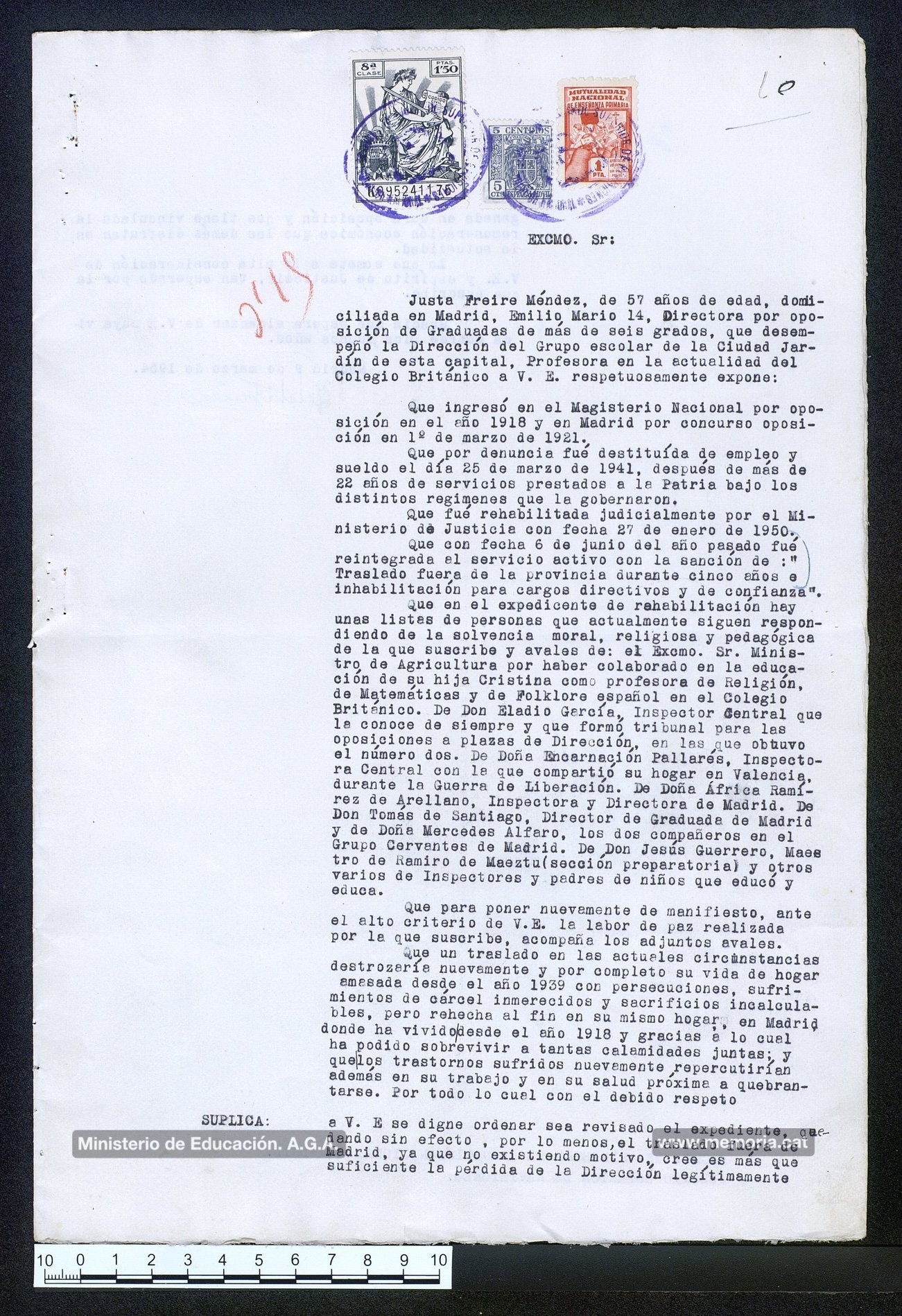 9/3/1954: instància de Justa Freire en la què demana revisar de nou l’expedient “quedando sin efecto, por lo menos, el traslado fuera de Madrid, ya que no existiendo motivo, cree es más que suficiente la pérdida de la Dirección legítimamente ganada”. Freire argumenta que “un traslado en las actuales circunstancias destrozaría nuevamente y por completo su vida de hogar amasada des del año 1939 con persecuciones, sufrimientos de cárcel inmerecidos y sacrificios incalculables, pero rehecha al fin en su mismo hogar, en Madrid, donde ha vivido desde el año 1918 y gracias a lo cual ha podido sobrevivir a tantas calamidades juntas; y que los trastornos sufridos nuevamente repercutirían además en su trabajo y en su salud próxima a quebrantarse”. (Archivo General de la Administración).