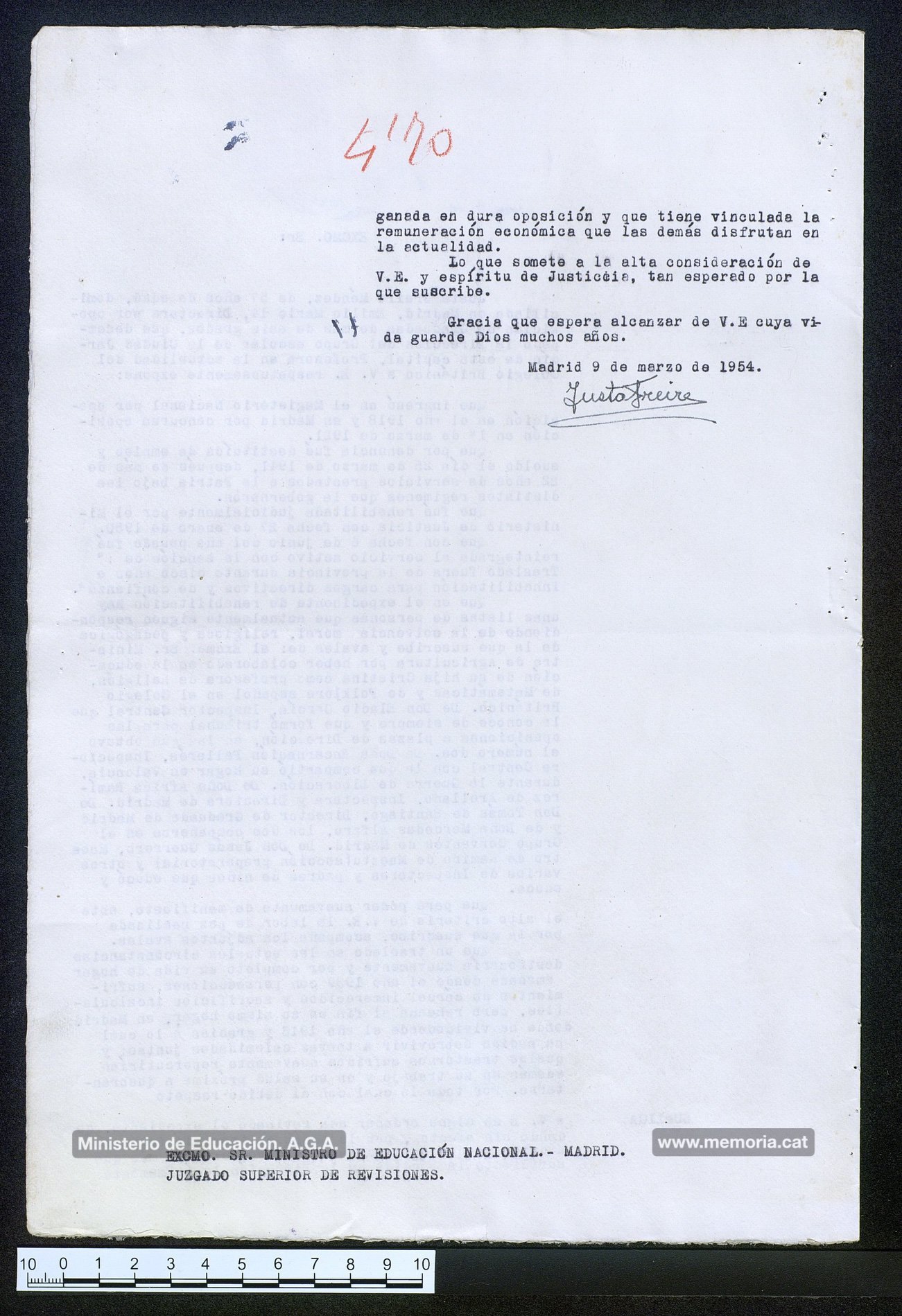 9/3/1954: instància de Justa Freire en la què demana revisar de nou l’expedient “quedando sin efecto, por lo menos, el traslado fuera de Madrid, ya que no existiendo motivo, cree es más que suficiente la pérdida de la Dirección legítimamente ganada”. Freire argumenta que “un traslado en las actuales circunstancias destrozaría nuevamente y por completo su vida de hogar amasada des del año 1939 con persecuciones, sufrimientos de cárcel inmerecidos y sacrificios incalculables, pero rehecha al fin en su mismo hogar, en Madrid, donde ha vivido desde el año 1918 y gracias a lo cual ha podido sobrevivir a tantas calamidades juntas; y que los trastornos sufridos nuevamente repercutirían además en su trabajo y en su salud próxima a quebrantarse”. (Archivo General de la Administración).