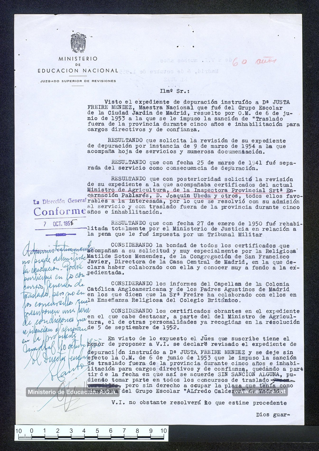6/10/1955: proposta del jutge de revisar l’expedient de Justa Freire i que s’acordi “SIN SANCIÓN ALGUNA, pudiendo tomar parte en todos los concursos de traslado y concursillos, pero sin derecho a ocupar la plaza que tenía como Directora del Grupo Escolar ‘Alfredo Calderón’ de Madrid”. Tanmateix, la paraula “concursillo” apareix tatxada i a la mateixa página, una nota manuscrita del director general d’Ensenyança Primària, Eduardo Canto Racaño, deixa clar que “no puede admitirse la resolución. Podrá participar en los concursos generales de traslado, pero no en los concursillos que presuponen una serie de condiciones que se silencian o ignoran en la propuesta”. (Archivo General de la Administración).
