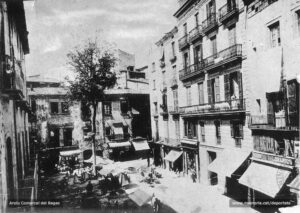 La Plana de l'Om. Any 1895. En aquest període pot constatar-se l'absència del fanal, que hi fou instal·lat posteriorment, amb el seu antic i diari mercat de venda.
Procedència: Arxiu Jaume Pons i Agulló.