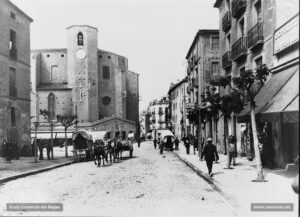 La muralla del Carme presidida per l'església de Sant Pere Màrtir, abans i després de la restauració del campanar. Les obres de restauració van començar l'any 1920 gràcies a una subscripció popular.
Procedència: Col·lecció Jordi Francitorra i Clotet.