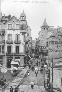 El carrer del Born, amb la Casa Jorba i "la Buresa" en una fotografia dels anys deu del segle XX. «Carrer de luxe, el nostre Born, atreu la joventut i convida a passejar-hi. Els seus dies grassos són a l'hivern, quan la seva estretor convida a la gent a fer-hi una estona de conversa amb l'amic o amb l'amiga, tant se val. En l'hora aturadora del treballador, hora del vespre en son inici, les colles de colomes que són, de fet, les damisel·les manresanes, hi fan cap que dóna gust. I aconsegueix a voltes que l'afició esportiva de la ciutat, en frisaments del campionat, posa un tap al carrer del Born, per on els transeünts hi passen amb una pluja de gols formidable en les oïdes.» (Aleix Villaplana, 1926).
Procedència: Arxiu Comarcal del Bages
