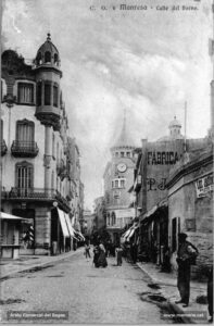 El carrer del Born, amb la Casa Jorba i "la Buresa" en una fotografia dels anys deu del segle XX. «Carrer de luxe, el nostre Born, atreu la joventut i convida a passejar-hi. Els seus dies grassos són a l'hivern, quan la seva estretor convida a la gent a fer-hi una estona de conversa amb l'amic o amb l'amiga, tant se val. En l'hora aturadora del treballador, hora del vespre en son inici, les colles de colomes que són, de fet, les damisel·les manresanes, hi fan cap que dóna gust. I aconsegueix a voltes que l'afició esportiva de la ciutat, en frisaments del campionat, posa un tap al carrer del Born, per on els transeünts hi passen amb una pluja de gols formidable en les oïdes.» (Aleix Villaplana, 1926).
Procedència: Arxiu Comarcal del Bages