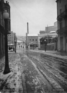 El carrer d'Àngel Guimerà en un hivern nevat de principi dels anys trenta del segle XX. Al fons, l'històric i popular fanal en l'actual plaça de Crist Rei, i al costat mateix la fàbrica Lluvià, on ara hi ha l'edifici de Manresa-Centre, a la perllongació Guimerà. A la dreta del fanal, la torre d'en Basomba.
Procedència: Arxiu família Pich i Rosal (fotografies de Josep M. Rosal i d'Argullol)