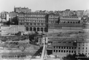 La Cova de Sant Ignasi, a primer del segle XX, amb les obres completament acabades i gairebé com la coneixem ara. Al fons a l'esquerra, el convent de les Saleses, inaugurat el 1900.
Procedència: Arxiu Comarcal del Bages