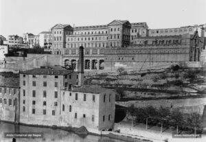 La Cova de Sant Ignasi, al tombant de segle XX, amb les obres completament acabades i gairebé com la coneixem ara.
Procedència: Arxiu Jaume Pons i Agulló