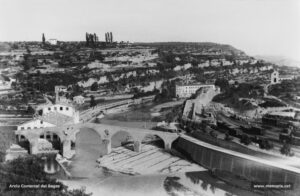 Vistosa panoràmica obtinguda des del campanar de la Seu: el Pont Vell, un paisatge agro-industrial i les vies de comunicació constituïen un tercet inconfusible a l'hora de descriure l'entrada de Manresa, venint de Barcelona. La balconada i el fèrtil regadiu de Sant Pau emparen cal Fabrés o la fàbrica tèxtil coneguda també com les Roques de Sant Pau.
Procedència: Arxiu Jaume Pons i Agulló