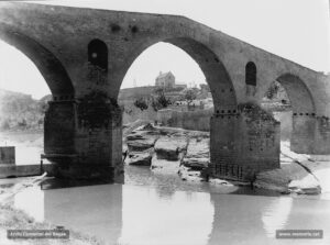 Vista del Pont Vell amb la capella de la Guia al fons en el nou emplaçament.
Procedència: Arxiu Jaume Pons i Agulló