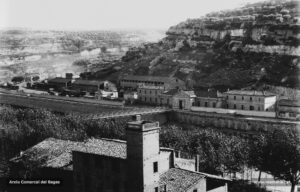 Perspectiva de l'estació de Manresa-Nord, en els primers decennis del segle XX, quan se'n reclamava de manera insistent l'ampliació o bé la substitució per unes instal·lacions més modernes.
Procedència: Jaume Pons i Agulló