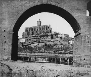 Vista de la Seu i el passeig del Riu, feta des de l'alçada del Pont Vell.
Procedència: Arxiu Jaume Pons i Agulló