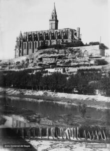 Vista de la Seu i el passeig del Riu, feta des de l'alçada del Pont Vell.
Procedència: Arxiu Jaume Pons i Agulló