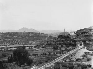 Perspectiva sud-oriental de la ciutat a finals dels anys vint del segle XX. En primer terme, la via dels Ferrocarrils Catalans Manresa-Barcelona, inaugurada l'any 1926; a l'extrem esquerre, la torre de Santa Caterina, a sota els nous molls de l'estació del Nord, i al fons, airosa, sobresurt la Seu.
Procedència: Arxiu Jaume Pons i Agulló