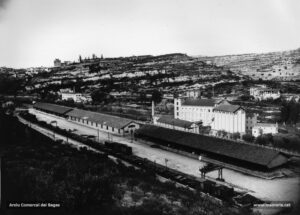 Detall dels nous molls de l'estació de Manresa-Nord i de la farinera de les Obagues. Més enllà i a l'esquerra, la fàbrica de les Roques de Sant Pau.
Procedència: Arxiu Francesc Villegas i Martínez
