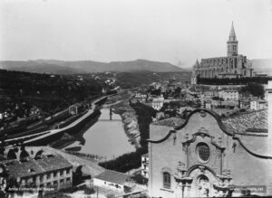 La ciutat vista des de l'angle de l'església de la Cova de Sant Ignasi.
Procedència: Arxiu Jaume Pons i Agulló