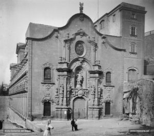 Perspectiva del pòrtic de l'església de la Cova de Sant Ignasi. L'església fou construïda entre els anys 1750 i 1763, però no fou beneïda fins el 1844. L'edifici pertany a l'estil de l'arquitectura anomenada jesuítica. La façana principal que apareix en aquestes imatges és, però, d'inspiració plenament barroca.
Procedència: Arxiu Jaume Pons i Agulló.