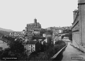La ciutat vista des de la baixada de la Cova de Sant Ignasi. Imatge anterior al 1894.
Procedència: Arxiu Comarcal del Bages.