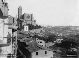 Perspectiva de la Seu i del sector de la Reforma, feta des del carrer del Llop a començament del segle XX. Les cases que s'observen a la imatge pertanyien al districte tercer, un indret tradicional de residència de les classes populars. Els carrers eren estrets i no estaven pavimentats, els edificis eren alts i poc ventilats i no reunien unes condicions higièniques adequades.
Procedència: Arxiu Jaume Pons i Agulló