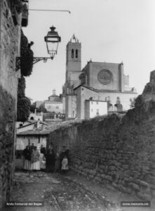 Perspectiva de la Seu i del sector de la Reforma, feta des del carrer del Llop a començament del segle XX. Les cases que s'observen a la imatge pertanyien al districte tercer, un indret tradicional de residència de les classes populars, com la gent que es deixà fotografiar sota un fanal del carrer del Llop. Els carrers eren estrets i no estaven pavimentats, els edificis eren alts i poc ventilats i no reunien unes condicions higièniques adequades.
Procedència: Arxiu Jaume Pons i Agulló