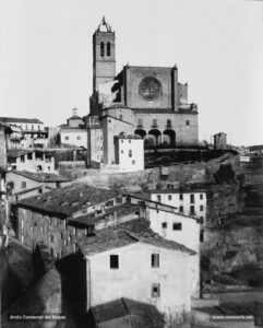 Perspectiva de la Seu i del sector de la Reforma, feta des del carrer del Llop a començament del segle XX. Les cases que s'observen a la imatge pertanyien al districte tercer, un indret tradicional de residència de les classes populars. Els carrers eren estrets i no estaven pavimentats, els edificis eren alts i poc ventilats i no reunien unes condicions higièniques adequades.
Procedència: Arxiu Jaume Pons i Agulló