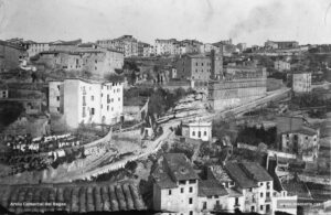 Panoràmica del camí i de la Cova de Sant Ignasi, abans de la realització de les obres d'ampliació. Fotografia feta al començament dels anys noranta del segle XIX.
Procedència: Arxiu Francesc Villegas i Martínez