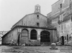 L'església de Sant Bartomeu i dependències annexes. Des del segle XVI i fins al 1835 i les posteriors lleis desamortitzadores, aquesta església, juntament amb les dependències annexes, havia estat l'estatge del Pares Caputxins. L'any 1863 l'Ajuntament de Manresa, que havia obtingut la concessió de l'edifici-convent per part de l'Estat, el destinà a residència de les Germanetes del Pobres. La creu de Sant Francesc que es clavà davant l'església i el convent és el testimoni del pas dels pares caputxins pel turó de Sant Bartomeu. Durant la Guerra civil l'església de Sant Bartomeu va ser demolida. Posteriorment, el convent on vivien les germanetes va ser destinat a presó municipal fins que el vell dipòsit va ser enderrocat el novembre del 1993. Les germanetes dels pobres van ocupar el 1963 el convent de les Saleses.
Procedència: Butlletí del Centre Excursionista de la Comarca de Bages (Arxiu Comarcal del Bages)