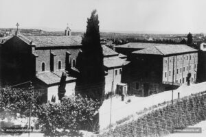 El convent i l'església dels Pares caputxins a l'era de l'Huguet. Aquest temple fou consagrat el 3 d'octubre de 1887. Formava part del convent d'aquest ordre religiós que vingué a Manresa a buscar la tranquil·litat de què a la veïna França se l'havia privat arran de l'expulsió del 1880. Procedents de Perpinyà, aquests caputxins s'instal·laren a la masia de la Culla. Més tard, es van traslladar a una casa del carrer de l'Hospital. Al juny del 1886 s'inicià la construcció del convent als terrenys cedits per l'apotecari Francesc Mirelles a l'era de l'Huguet, on ara hi ha el col·legi Oms i de Prat. Un any més tard s'hi inaugurava l'església amb l'assistència del propagandista integrista Fèlix Sardà i Salvany. Al juliol del 1936, l'església i el convent van ser incendiats i posteriorment enderrocats.
Procedència: Arxiu Provincial dels Caputxins de Catalunya.