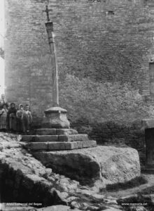 La creu vella del Tort al carrer Nou de Santa Clara, situada a mà dreta del vell camí de Barcelona. Sembla que la creu fou aixecada al segle XVI al costat de la casa del Tort, si bé al setembre del 1902 va caure a trossos, amb els quals fou reconstruïda al Museu de la Santa Cova.
Procedència: Arxiu Comarcal del Bages.