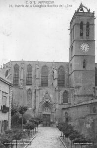 La basílica de la Seu, vista des de la baixada, abans de les reformes dutes a terme per Alexandre Soler i March entre el 1915 i el 1921, amb l'edifici de l'antic Jutjat a l'esquerra, i la casa del Paborde a la dreta. Fins l'any 1877, aquesta era l'única parròquia existent a la ciutat; la resta d'esglésies i capelles n'eren sufragànies. Amb la nova divisió parroquial d'aquest any, però, Manresa passà a tenir tres parròquies: Santa Maria, Sant Pere Màrtir i el Carme. A partir de l'any 1885 tornà a ser col·legiata.
Procedència: Arxiu Comarcal del Bages.